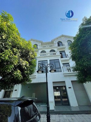 cho thuê shophouse 40tr/tháng vừa để ở vừa kd quá đẹp, đối diện công viên, gần hồ bơi, khu sầm uất