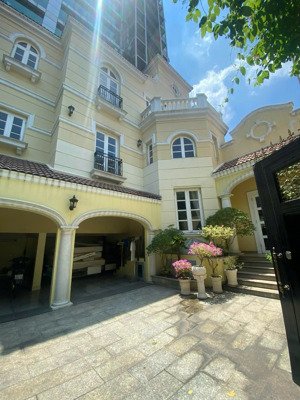 biệt thự sân vườn hiện đại, mt cửu long gần sân bay tsn. dt: 12x25(288m2), hầm 3 tầng. giá 58 tỷ tl