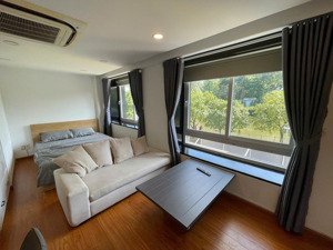 căn studio cửa sổ lớn ngay mặt tiền giáp với quận 1 trung tâm thành phố