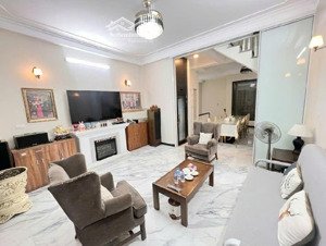 siêu phẩm chỉ 8. x tỷ. ô tô vào, gần phố, dt rộng, 2 thoáng. nhà đẹp ngô gia tự long biên