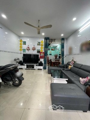 nhà bán hẻm 1/ thông đường cmt8 quận tân bình