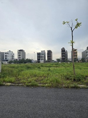 bán lô khắc niệm 2, tp bắc ninh. gần vườn hoa và công trình công cộng. đã có sổ cá nhân mới