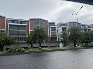 cho thuê shophouse mặt đại lộ bốn mùa, gồm 5 căn liền nhau, diện tích 500m2 x 5 tầng, mt 30m