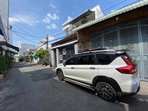 nhà 3 tầng bà hom (4x18)m | xe tải đỗ sát cửa - giá tốt