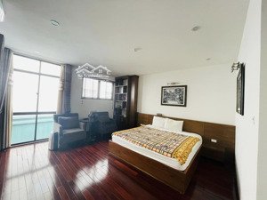 bán gấp nhà mặt phố trúc bạch,ba đình.dt:135m2,mt:6,9m.nhà xây sẵn view hồ đang cho thuê 90tr/tháng