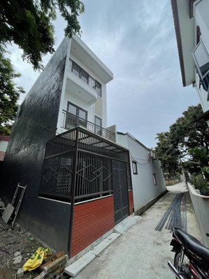 bán nhà 51,2m2 giá 3tỷ750tr sổ đỏ chuẩn, ngõ ô tô, có sân trước nhà thiết kế đẹp không lỗi gì