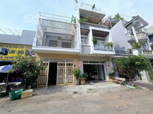 chính chủ cần bán nhà mt tthc trệt lầu tum, p dĩ an, tp dĩ an. có 2p ngủ, 2wc, phòng thờ. dt 101m.