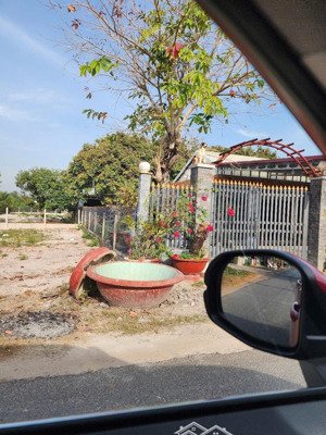 anh linh chính chủ gởi bán lô đất mặt tiền kinh doanh(dt8x18m)giá 910rr bớt lộc .đường hồ chí minh