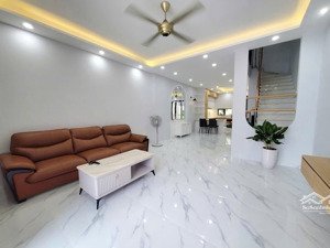 nhà phố đẹp có dòng tiền tốt gần hồ bơi và công viên