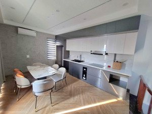 nhà gần cầu vĩnh tuy 6 tầng 40 m2 lô góc , ô tô vào nhà, ngõ thông , thang máy, full nội thất