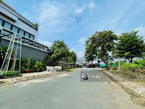 bán nền 240m2 (12*20m), đường rộng 12m thông bàn cờ, 1 trục ra liên phường. cách global 300m. shr