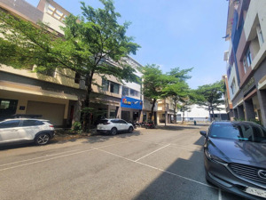 chính chủ cho thuê nhà ngay mặt tiền đường đồng khởi - tp mới bình dương(có thang máy cà tầng hầm)