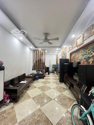 siêu hiếm! ngọc khánh, dân xây, gõ thông 3 gác tránh, truớc nhà 3m, gần phố, ở ngay, 42m2*5t