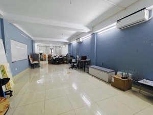 chính chủ cần cho thuê văn phòng mặt phố nguyễn hy quang, 110m2. văn phòng sạch đẹp. giá: 18tr/th