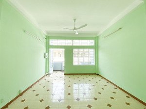 phòng 40m2 có ban công cửa sổ thoáng mát ở trung tâm q3, cho sv thuê