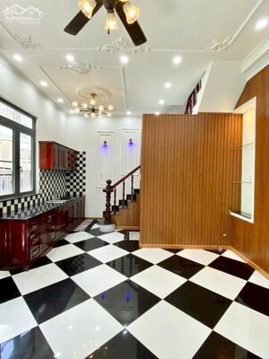 37. Nhà trệt lầu sau lưng Vincom Hùng Vương cách mặt tiền chỉ 1 căn nhà