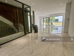 cho thuê tầng trệt 7x20m vạn phúc. sàn trống suốt, máy lạnh, hầm xe miễn phí. giá thuê 18tr/th