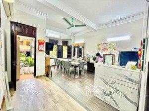 cho thuê văn phòng nguyên hồng 50m2 chỉ 8tr bãi oto cách 10 bước chân view thoáng xanh mướt