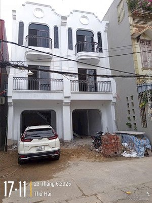 nhà 3 tầng tại phố 1 phường quảng hưng. thiết kế ful nội thất cơ bản liền tường. chỉ 3tỷ3