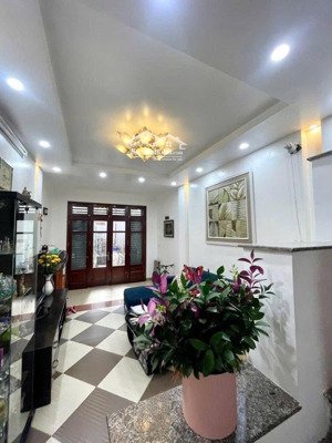 cho thuê nhà nguyên căn .nguyễn văn cừ .full đồ .nhà đẹp chăc chắn