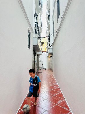chính chủ bán nhà mới kính koong 30m2, 5 tầng ở luôn ngọc hồi, thanh trì