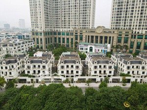 cô chú chuyển nhà vào hcm nên cần bán 2 lô bt sát nhau 200m2, sổ đỏ, mt 11m,khu dt roman giá đầu tư