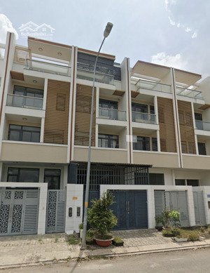 nhà phố 5x22m, có thang máy, xây 3 lầu + 1 tầng hầm, hướng đông bắc view thoáng, sổ hồng sang tên