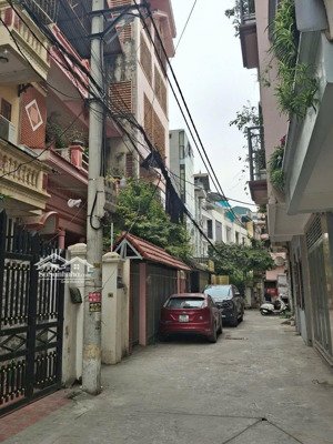 nhà mới liên mạc 4,5 tỷ. - 32m2. 5 tầng - gần nhà sân chơi, ô tô đỗ ngày đêm.