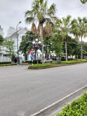 tôi cần bán gấp nhà biệt thự ciputra diện tích 230m, 3tầng.