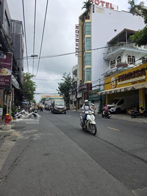 nhà cho thuê khu vực sân bay tsn. thích hợp đa ngành. hẻm xe hơi quay đầu. giá chỉ 7 triệu/tháng