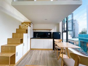 trống sẵn căn duplex quá trời sang - ngay sân bay - cửa sổ trời