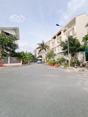 nhà 1 đời chủ do đi nhiều ở ít nhượng lại nhà 5m*19m 4 tầng