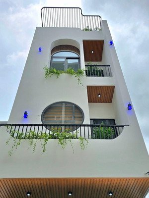 mình cần bán căn homestay 4 tầng có hồ bơi, sát biển phạm văn đồng, trung tâm tp đà nẵng.