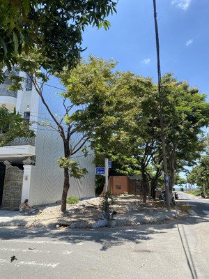 bán góc 2 mặt tiền đường sát biển nguyễn tất thành chỉ 50m, dt 94m2 vị trí siêu đẹp để xây 8.3 tỷ