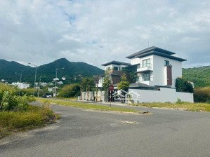 bán lô biệt thự đường xuân thuỷ, kđt vĩnh hoà, nha trang - 300m2 ngang 10m - giá chỉ 56 triệu/m2