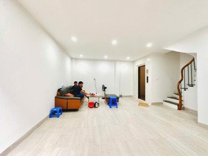 bán nhà mới xây cát linh, dt 37m2 x 7tầng, mt 4.6m, có thang máy. giá bán 14.6tỷ. ngõ cách phố 50m