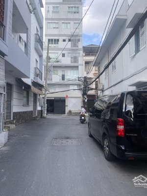 nhà nguyên căn hxh 8m 796/6 trường sa q3.(5.2mx20m) nhà 4 tầng . gía thuê 50 triệu/tháng