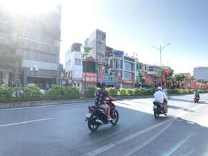 Cho thuê nhà MT: 12m DT: 70m2 phố Hồ Sen vỉa hè rộng, nhận diện tốt.