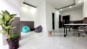 văn phòng dt 40m full nội thất có phòng riêng giám đốc,ban công thoáng mát,hầm xe giá tốt 7.5 triệu