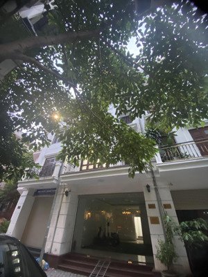 cho thuê nhà lk 90 nguyễn tuân, thanh xuân. dt 70m2, 6 tầng, thang máy, thông sàn. giá 45 tr (thg)