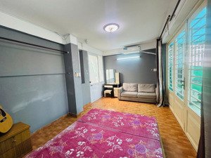phòng bancol tách bếp kdc trung sơn gần lottemart quận 7. nội thất đầy đủ. giá: 4,8tr/tháng.
