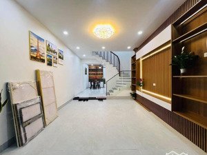 ô tô đỗ cửa bán nhà tư đình long biên 40m2 x 4 tầng vừa ở vừa kinh doanh giá 6,7 tỷ có tl