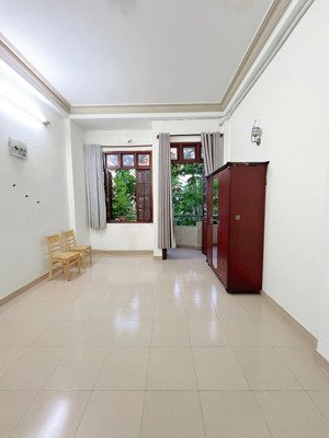 phòng ban công có nội thất giáp luỹ bán bích, kênh tân hoá, gần đại học văn hiến