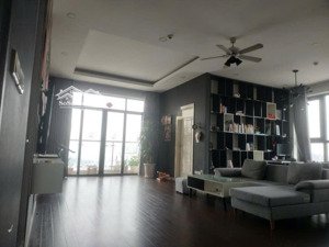 bán căn hộ đẹp căn góc ban công đông nam dt 108m2 3 phòng ngủ sẵn sổ đỏ tầng trung.