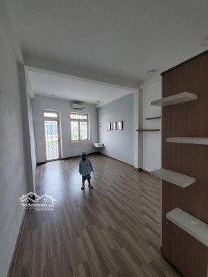 nhà nguyên căn. mtkd đường độc lập. q.tân phú. 1t2l sân thượng. 4pn 3wc. máy lạnh. sơn mới. 19tr/th