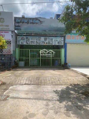 gia đình tôi cần bán căn nhà 122m2 tại chợ cầu sấu, mặt đường nguyễn văn cừ, phú quốc