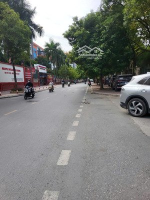 bán biệt thự đơn lập vị trí đẹp nhất kđt nghĩa đô(nằm cạnh starlake), 300m2 có hầm giá tốt