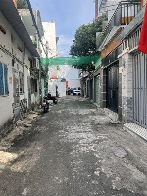 bán nhà 1 trệt 1 lầu. sân để xe. hẻm xe hơi vào nhà. đối diện chợ tân sơn nhất