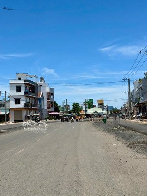 mặt tiền ven biển bình châu.ngang 7.5 dài 25( có 57 thổ cư) tổng diện tích 196m2 ..