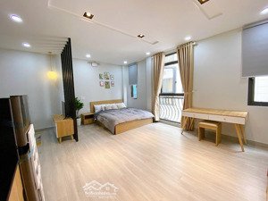 cho thuê chdv rộng thoáng cửa sổ, bancol full nt 45m2 thang máy ra vào vân tay, an ninh